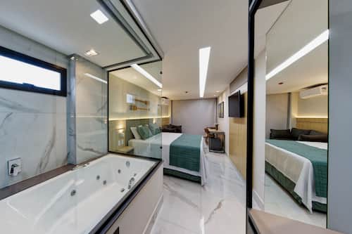 Suíte estúdio luxo, 2 quartos, vista para a praia | Camas com colchões pillow-top, frigobar, cofres nos quartos
