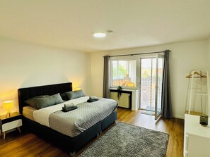 3 Schlafzimmer, Schreibtisch, schallisolierte Zimmer