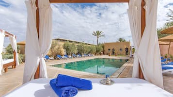 Ulkouima-allas avoinna 9.00–18.00, aurinkovarjoja, aurinkotuoleja