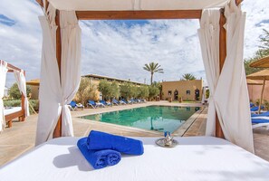 Outdoor pool, open 9:00 AM to 6:00 PM, pool umbrellas, sun loungers - Maison Daouia (Marrakech)