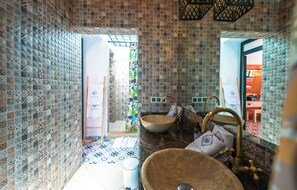 Luxe suite | Badkamer | Een douche, een regendouche, gratis toiletartikelen, een haardroger