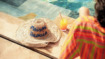 AuĂenpool, geöffnet von 09:00 Uhr bis 18:00 Uhr, Sonnenschirme