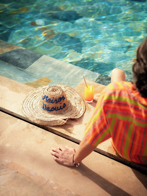 Outdoor pool, open 9:00 AM to 6:00 PM, pool umbrellas, sun loungers - Maison Daouia (Marrakech)