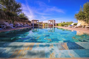 Una piscina al aire libre (de 09:00 a 18:00), sombrillas, tumbonas