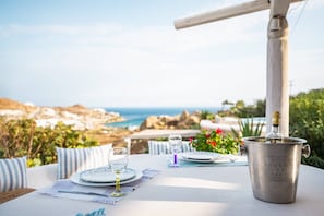 Villa, plusieurs chambres, fumeurs, balcon | Restauration extérieure