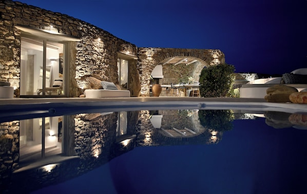 Villa, plusieurs chambres, fumeurs, balcon | Piscine | Piscine extérieure