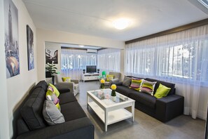 Apartment, 1 Bedroom, Balcony, City View | Living area