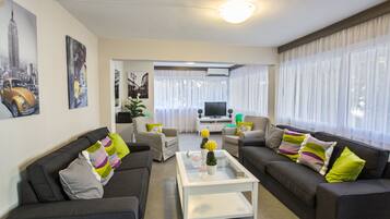 Apartment, 1 Bedroom, Balcony, City View | Living area