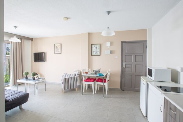 Apartment, 1 Bedroom, Balcony, City View | Dining