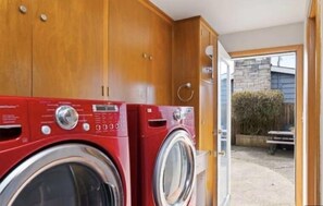 Interior - Tacoma house with hot tub (Tacoma)