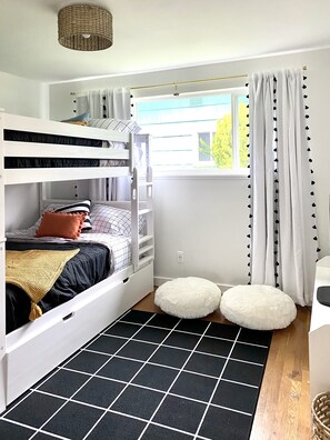 3 bedrooms, desk, iron/ironing board, free WiFi