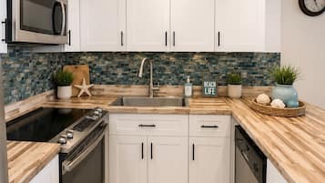 Apartamento, 1 habitación | Cocina privada | Frigorífico, horno, cafetera o tetera y tostadora