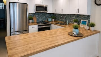 Condo, 1 quarto | Cozinha privada | Geladeira, fogão, cafeteira/chaleira, torradeira