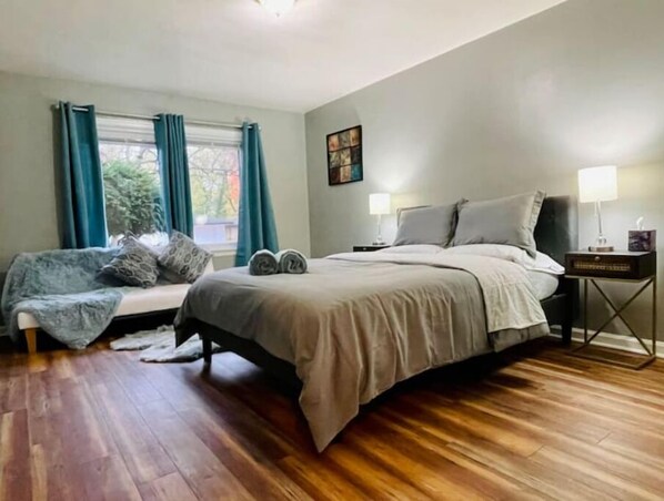 2 bedrooms, desk, iron/ironing board, free WiFi - Modern, Spacious, and Clean 2 Bedroom Townhome (Evansville)