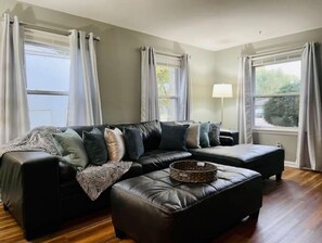 Smart TV - Modern, Spacious, and Clean 2 Bedroom Townhome (Evansville)