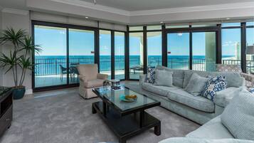 Condo, 4 quartos | Área de estar