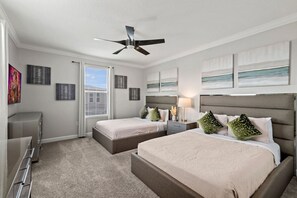 5 Schlafzimmer, Schreibtisch, Bügeleisen/Bügelbrett, Reisekinderbett