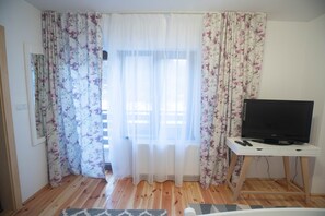 Rom – classic | Allergitestet sengetøy, skrivebord, blendingsgardiner og lydisolert