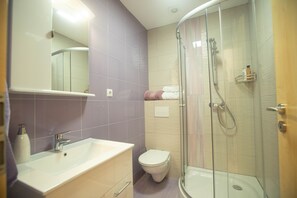 Classic Room | Bathroom | Shower, hair dryer, towels, soap - Pensiunea Livada Amely (Saliste)
