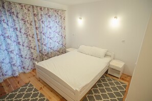 Rom – classic | Allergitestet sengetøy, skrivebord, blendingsgardiner og lydisolert