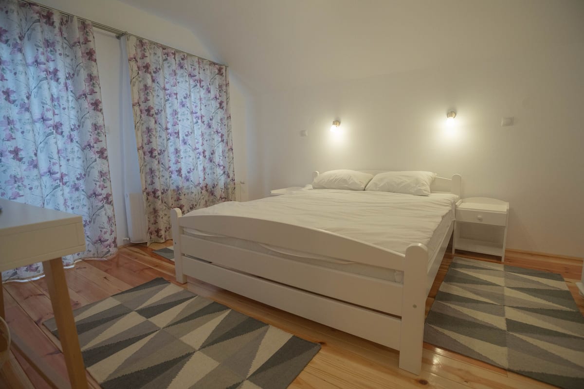Classic Room | Hypo-allergenic bedding, desk, blackout curtains, soundproofing