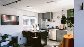 Refrigerador, microondas, horno y parrilla de estufa