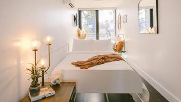 1 habitación, escritorio, tabla de planchar con plancha y wifi