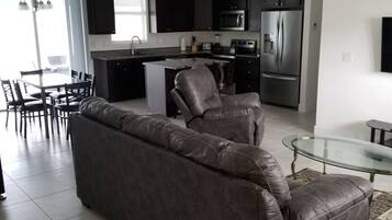 獨棟房屋, 4 間臥室, 無障礙, 吸煙房 | 客廳 | 電視遊樂器