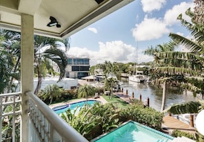 Vila, 5 quartos, sacada, vista para o lago | Piscina | Piscina externa