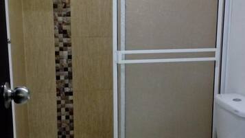 Phòng tập thể, 1 phòng ngủ, hút thuốc, ban công | Phòng tắm | Khăn tắm