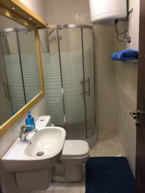 Apartment, 1 Bedroom, Accessible, Smoking | Bathroom | Free toiletries, towels
