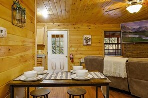 Dining - Creekside Cabin/PuttPutt/rockwall/fun/location! (Sevierville)