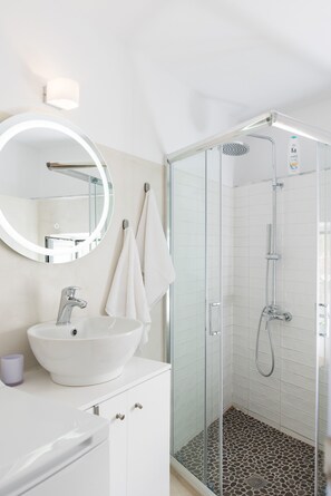 Douche, sèche-cheveux, serviettes fournies, savon