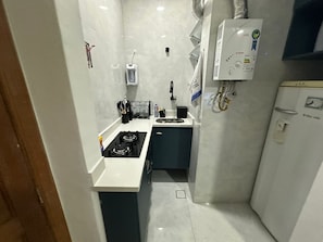 Refrigerador, microondas, licuadora, utensilios de cocina