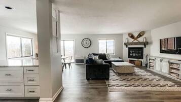 Smart TV, fireplace