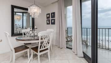 Kondominium, 1 kamar tidur | Tempat makan