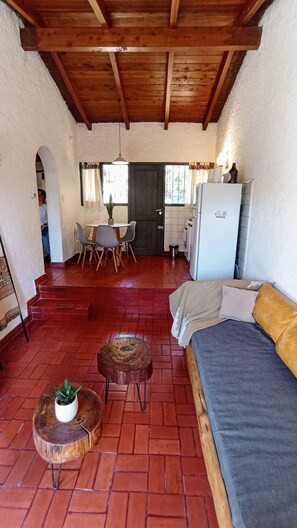 Smart TV de 43 pulgadas con canales digitales, televisión y chimenea