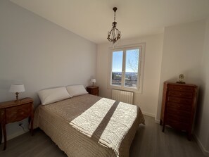 2 chambres, fer et planche à repasser, lit parapluie, draps fournis