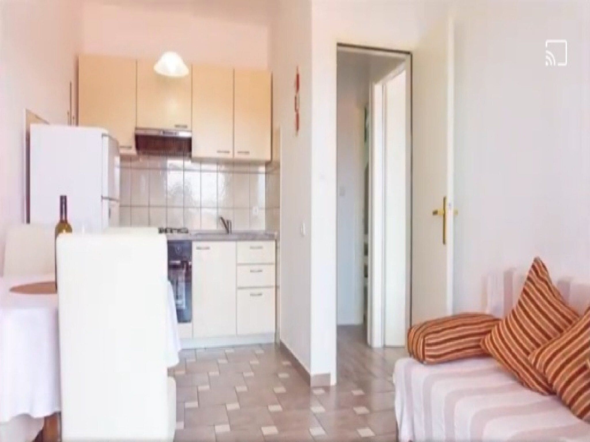 Appartement (Two Bedroom Apartment with Balcony an) | Woonkamer | Een 25-inch flatscreentelevisie met satellietzenders en een televisie