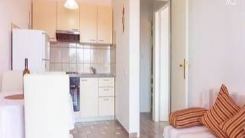 Appartement (Two Bedroom Apartment with Balcony an) | Woonkamer | Een 25-inch flatscreentelevisie met satellietzenders en een televisie