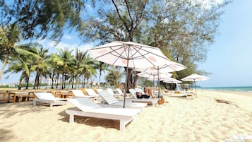 On the beach, free beach shuttle, beach bar