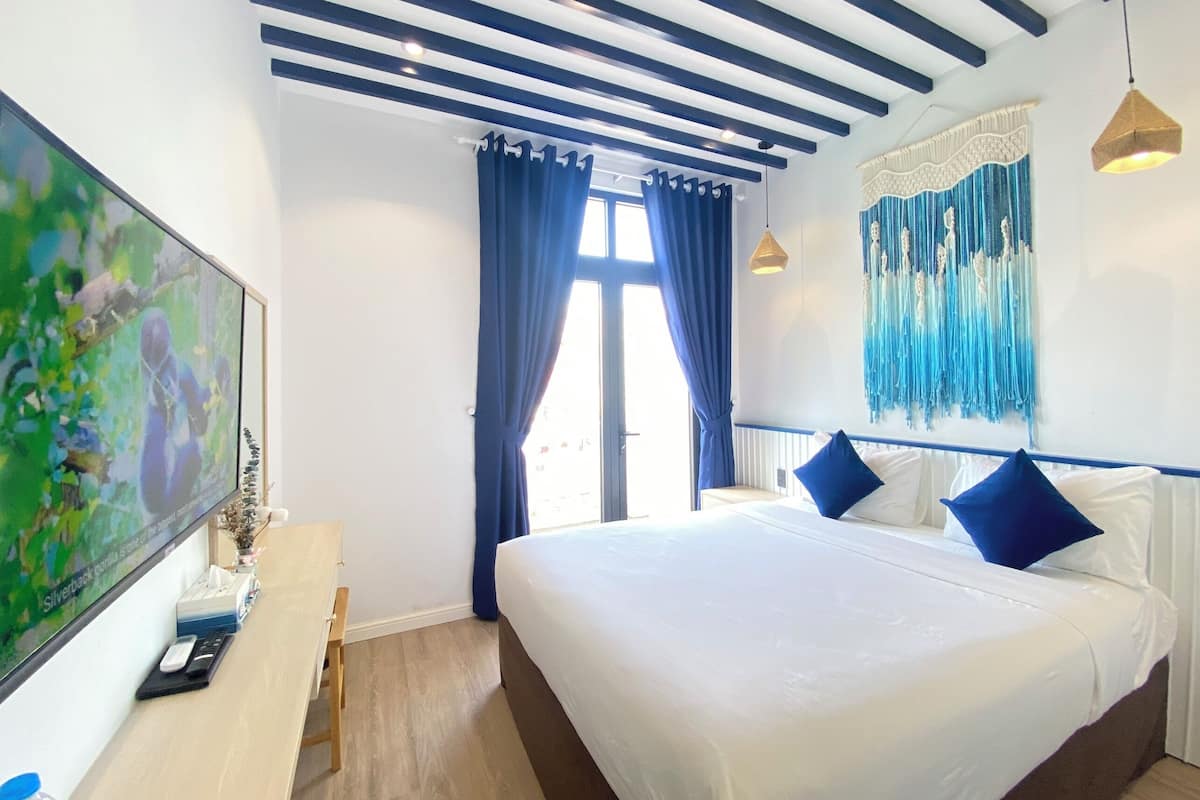 Habitación estándar doble, 1 cama de matrimonio, balcón, entresuelo | Colchones con acolchado adicional, decoración individual, escritorio