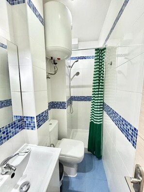 Haartrockner, Handtücher, Seife, Shampoo