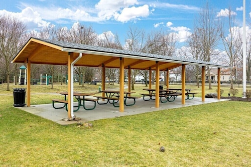 1 Mile from Downtown l Pet Friendly l Hot Tub