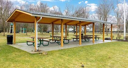 1 Mile from Downtown l Pet Friendly l Hot Tub