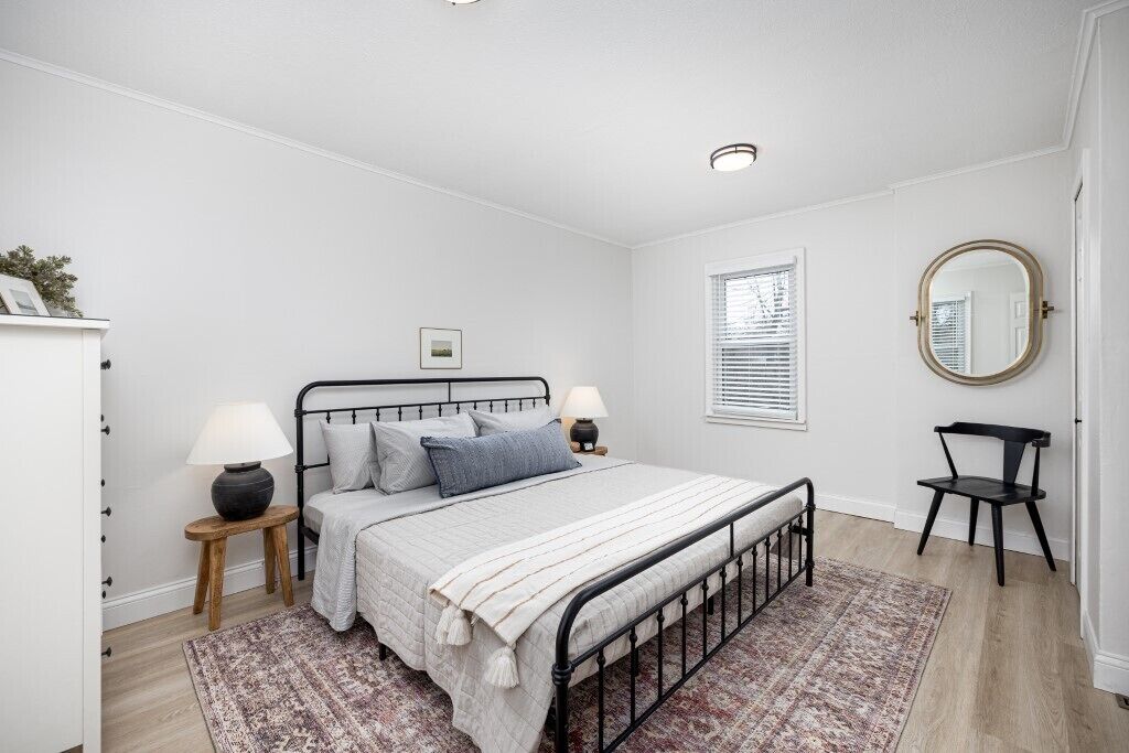 4 sovrum, skrivbord, strykjärn/strykbräda och resesäng