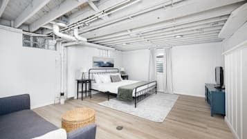 4 bedrooms, desk, iron/ironing board, travel crib