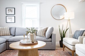 TV connectée, lecteur de DVD, livres