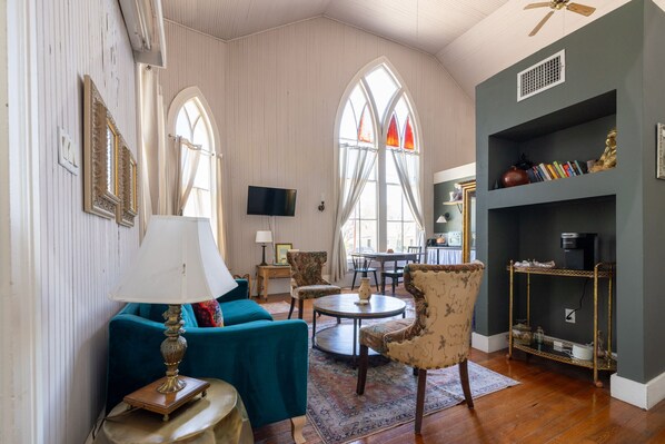 Fernseher, DVD-Player, Bücher, Videothek