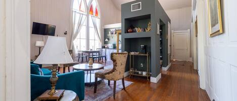 Televisio, DVD-soitin, kirjoja, videokirjasto